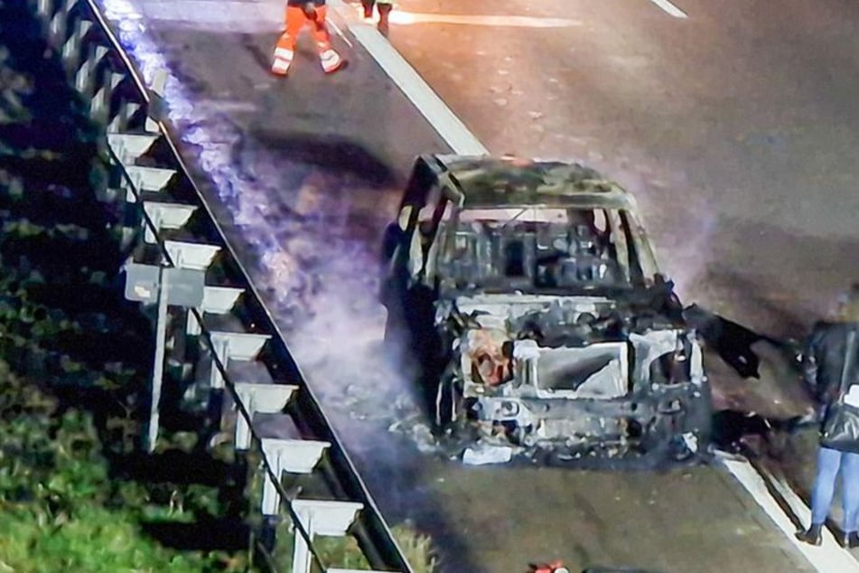 Unfall A5: Land Rover fängt auf A5 Feuer: Fahrer kann sich noch rechtzeitig retten