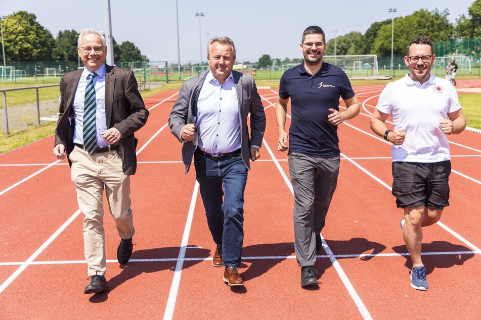 Klinik-Chefarzt Harald Schmalenberg (59, v.l.), Ralf Porzig (56, Krebsgesellschaft), Jan Martin (37, Stadtsportbund) und Bewegungstherapeut Toni Fercho (40) sind die Initiatoren des Laufs.