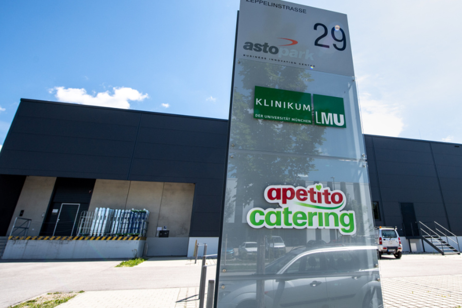 Das Logo von Apetito Catering ist vor einem Gebäude des Catering-Unternehmens im Gewerbepark Gilching zu sehen.