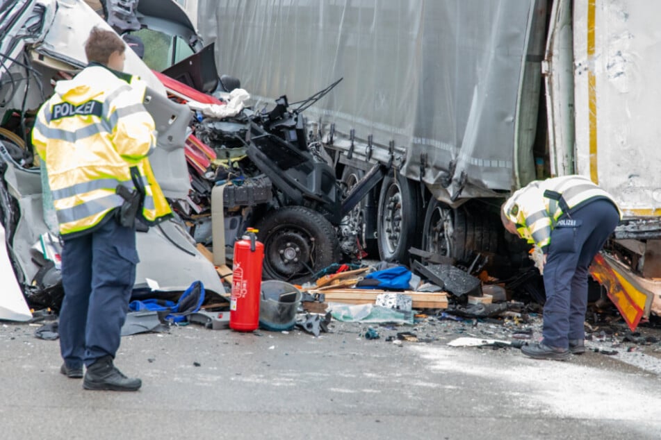 Im März 2025 krachte ein Transporter bei Wildenfels in einen Lkw, der auf dem Seitenstreifen der A72 stand.