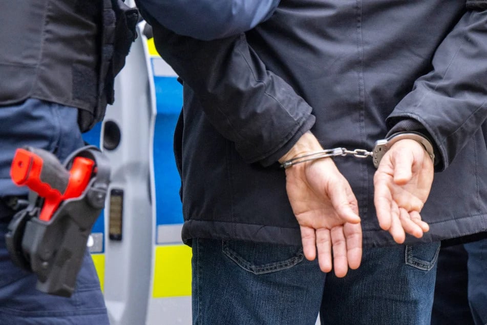 Das Schwarzfahren brachte den verurteilten und gesuchten Mann in die JVA. (Symbolbild)