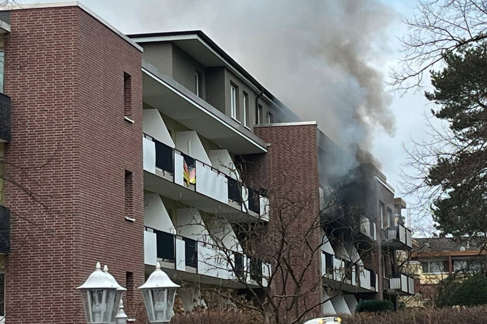 Hamburg: Explosion in Mehrfamilienhaus: Mann rettet sich durch Sprung vom Balkon