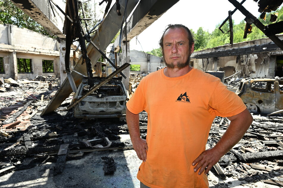 Heiko Müller (47) in einer ausgebrannten Lager- und Fahrzeughalle. Der Schaden geht in die Millionen.