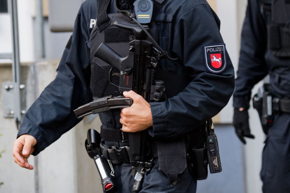 SEK-Beamte kommen aus einer Wohnung. (Symbolbild)
