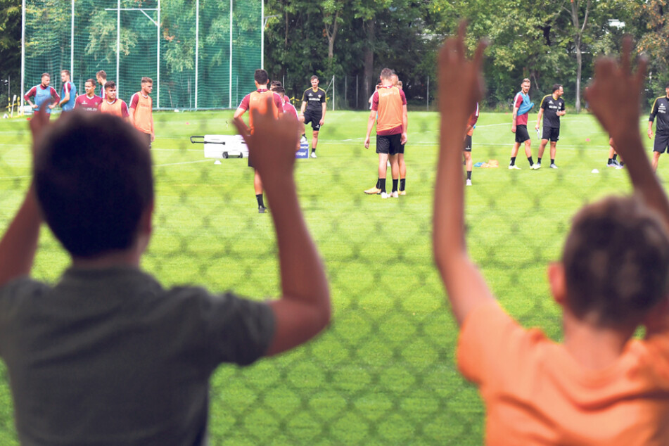 Im Großen Garten mussten die kleinen und großen Fans durch einen Maschendrahtzaun beim Training zugucken.