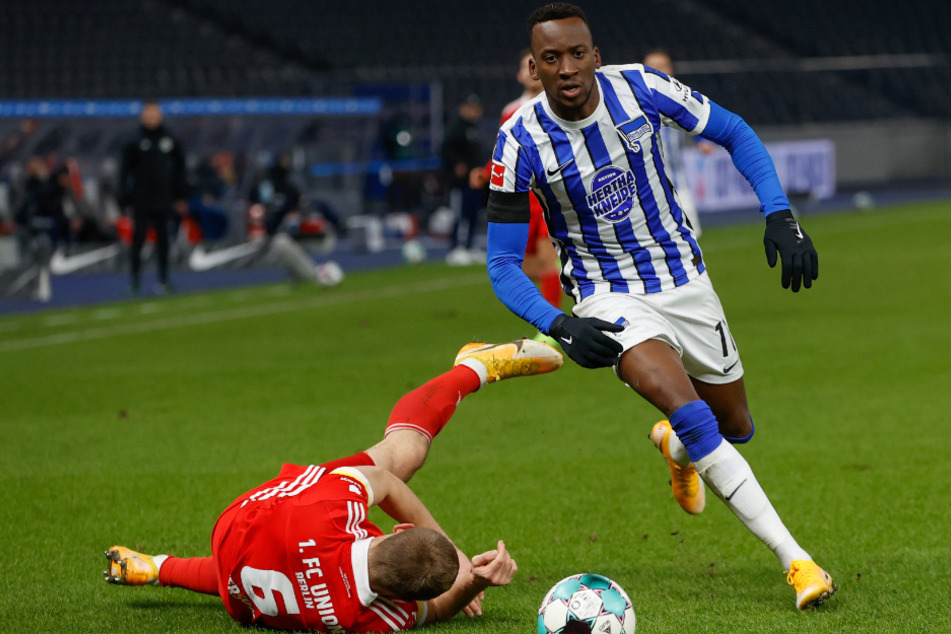 Herthas Dodi Lukebakio (23, r.) und Unions Julian Ryerson kämpfen um den Ball. Der Belgier wurde