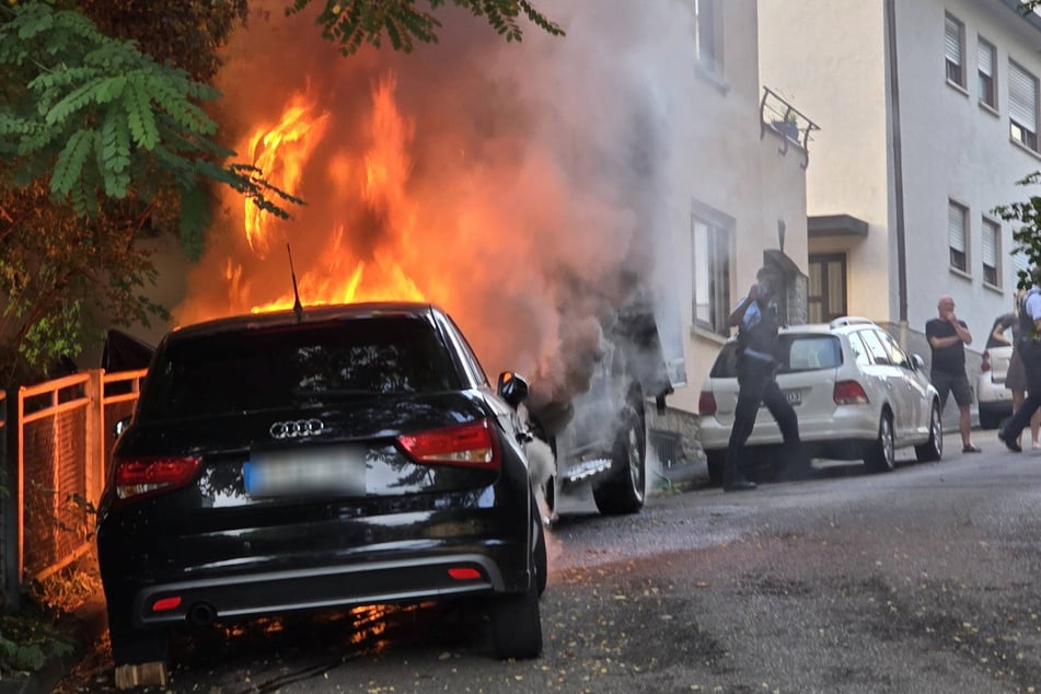 Mehrere Autos standen lichterloh in Flammen.