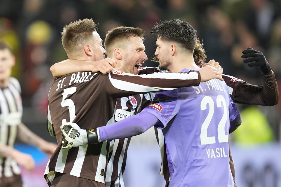Karol Mets (32, Zweiter von links) jubelte mit seinem Defensiv-Kollegen über den Sieg.