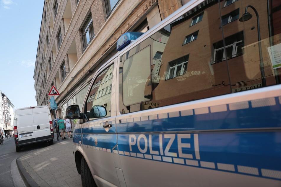 Die Kölner Polizei ist auf der Suche nach dem bislang unbekannten Angreifer. (Symbolbild)