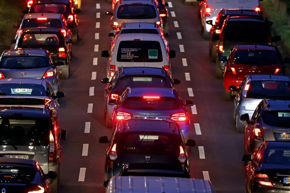 Unfall A59: Unfall auf A59 in Köln: Fahrbahn mitten im Berufsverkehr auf eine Spur verengt