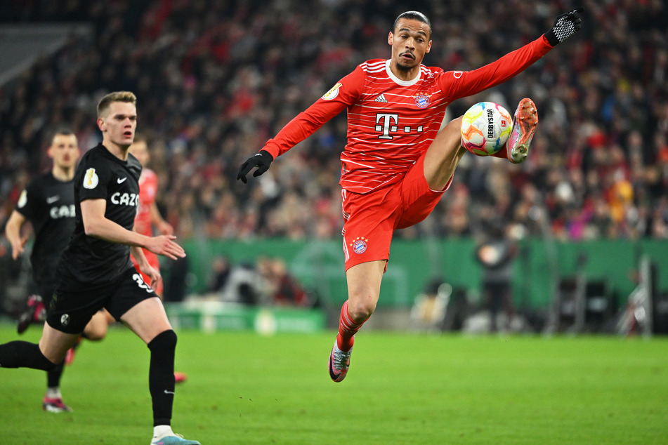 Leroy Sané (27, r.) vom FC Bayern München sieht sich wegen schwankender Leistungen vermehrt Kritik ausgesetzt.