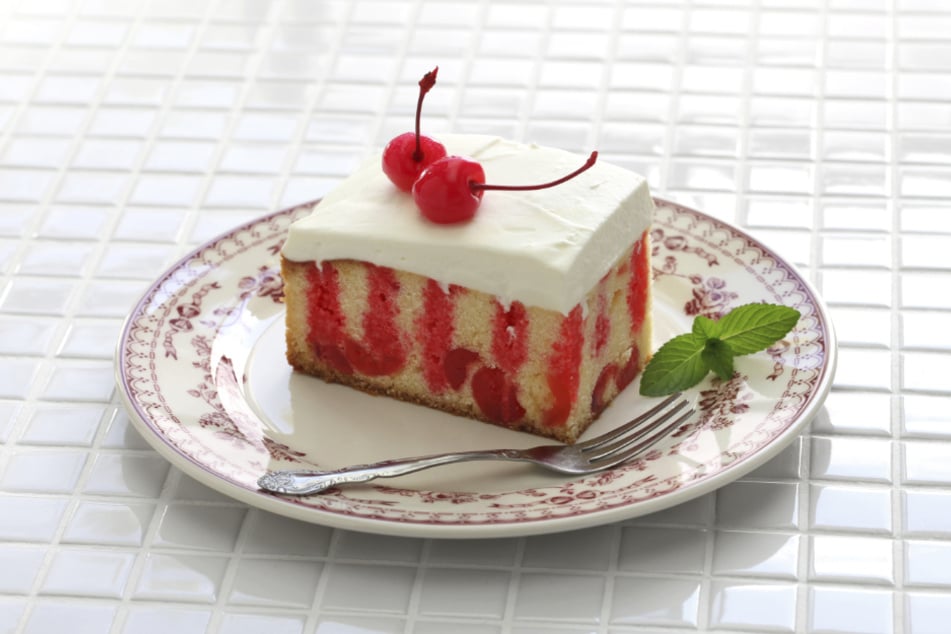 Beim Poke Cake sollten die Löcher mit ausreichend Abstand und nicht zu tief gestochen werden.