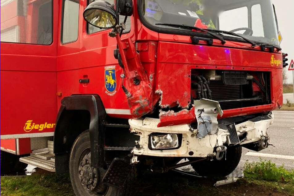 Feuerwehrauto kracht auf Einsatzfahrt in anderen Wagen: Drei Verletzte!