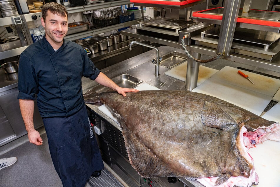 Chefkoch Marcus Teige (35) freut sich über den ganz besonderen Fang.