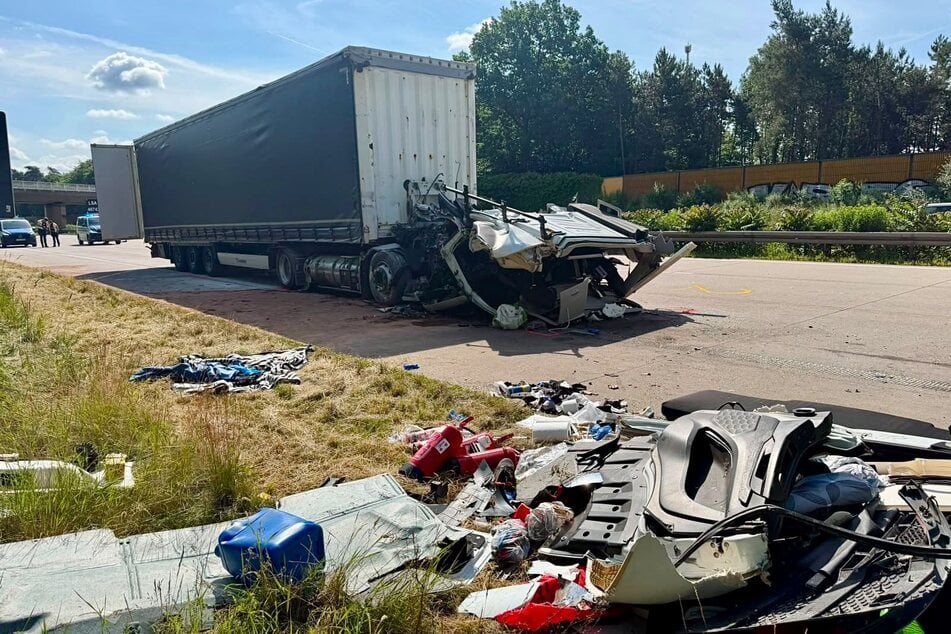 Die Feuerwehr musste die Insassen des Lasters herausschneiden.
