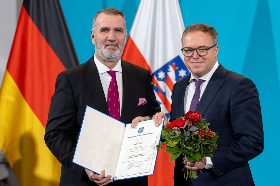 Steffen Schütz (*1966, BSW, l.) steht mit Thüringens Ministerpräsident Mario Voigt (48, CDU) bei der Ernennung der Thüringer Ministerinnen und Minister im Thüringer Landtag. (Archivbild)