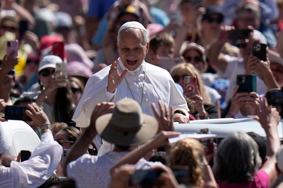 Der Papst bei seiner Generalaudienz auf dem Petersplatz. Am Mittwoch waren es dort satte 30 Grad in der Mittagssonne.
