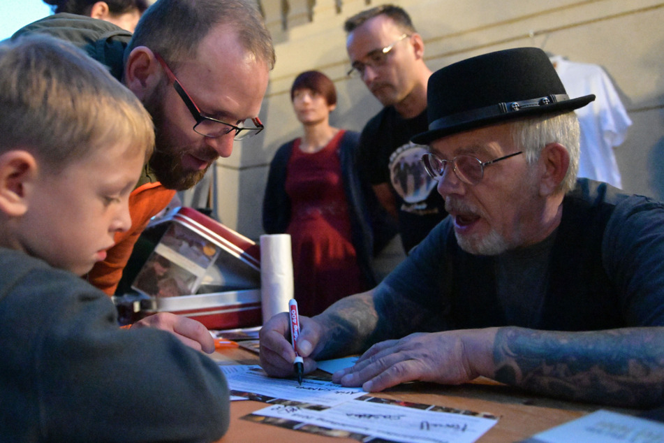 Umringt von Fans: Olsenbande-Star Jes Holtsø gibt Arik (5) und seinem Vater Sandro Kreller ein Autogramm.