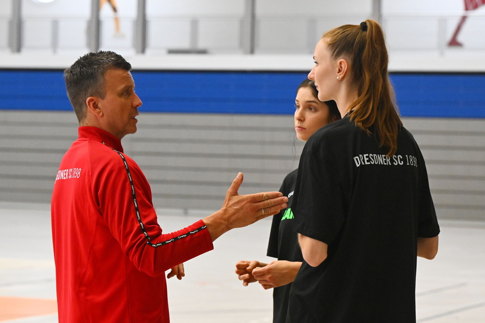 Chefcoach Alex Waibl (l.) im Gespräch mit dem Reha-Duo Lara Berger (r.) und Mika Grbavica (verdeckt).