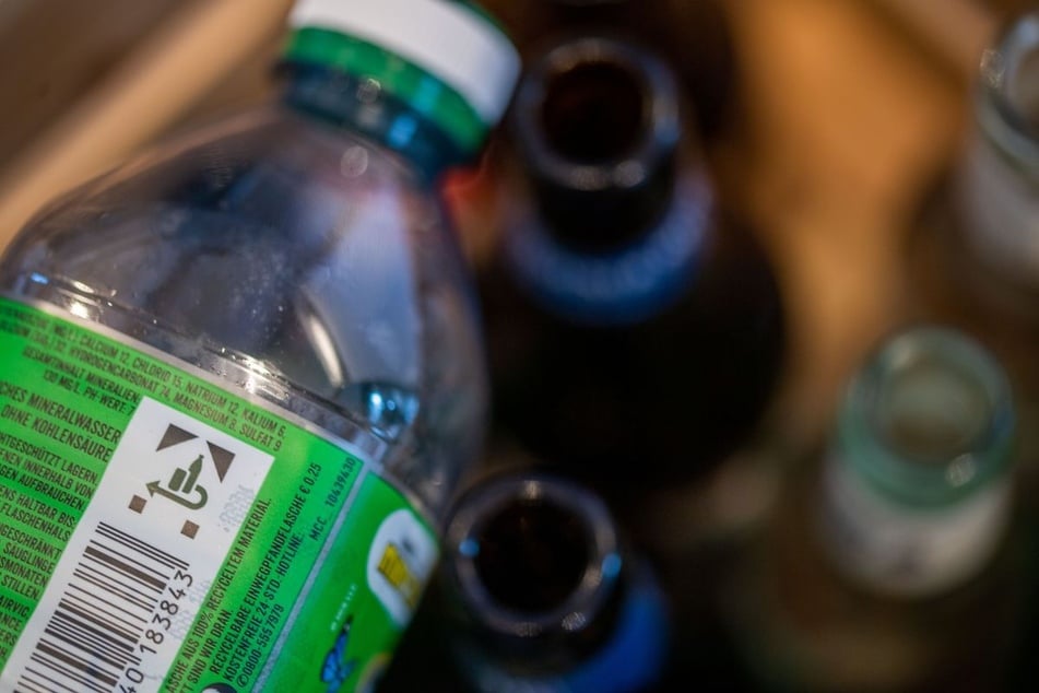 Mit seinem hart erarbeiteten Pfandflaschen-Geld will der Obdachlose alleinerziehenden Müttern eine Freude machen. (Symbolfoto)