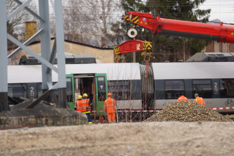 Zug entgleist in Hoyerswerda: THW rückt mit schwerem Gerät an