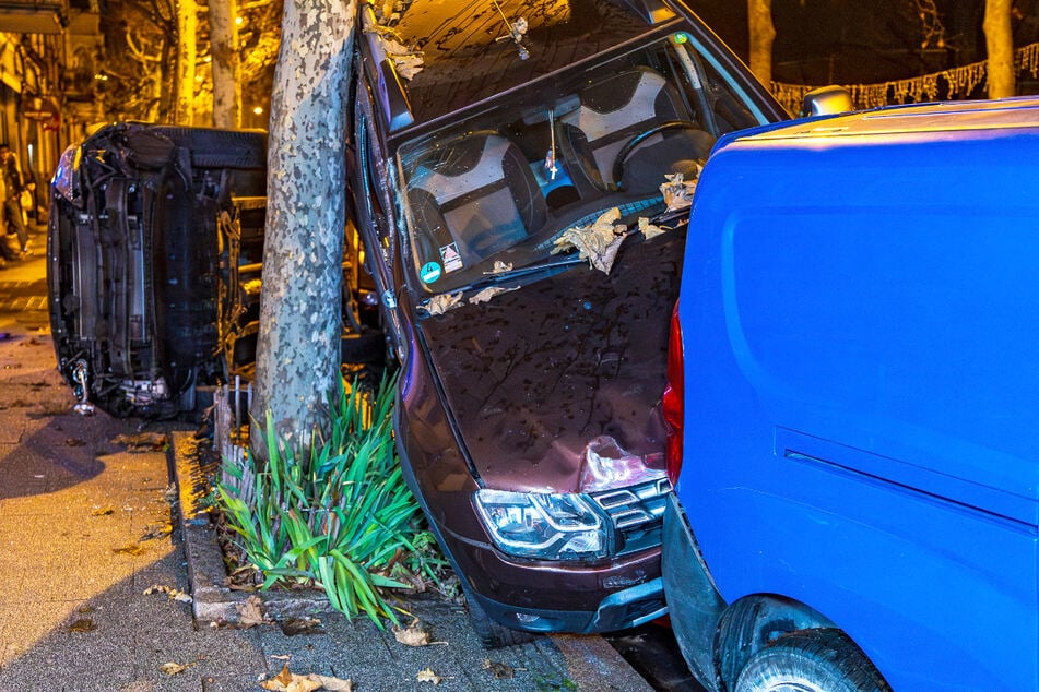 Mehrere Autos wurden zu einem Haufen zusammengeschoben ...