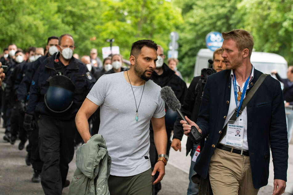 Medienwirksam lässt er seinem Unmut über die Regierung freien Lauf.