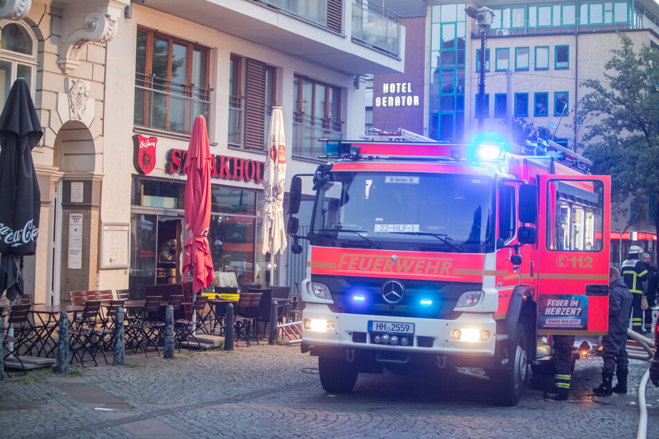 Hamburg: Feuer im Steakhouse: Küchentrakt brennt in voller Ausdehnung