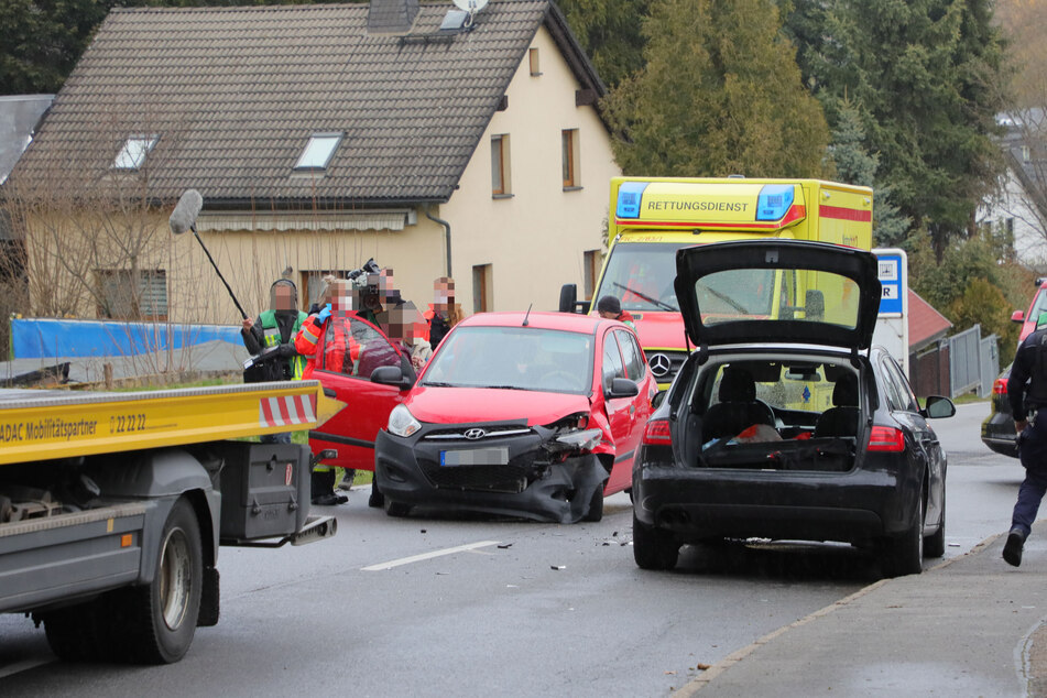 Auf der Bornaer Straße krachten am Sonntagnachmittag zwei Autos ineinander.