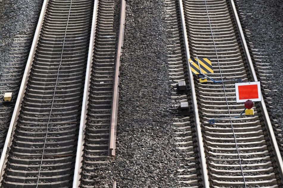 Nach monatelanger Sanierung und einer vorübergehenden Einschränkung fahren die Züge wieder auf der Strecke zwischen Köln und Wuppertal. (Symbolbild)
