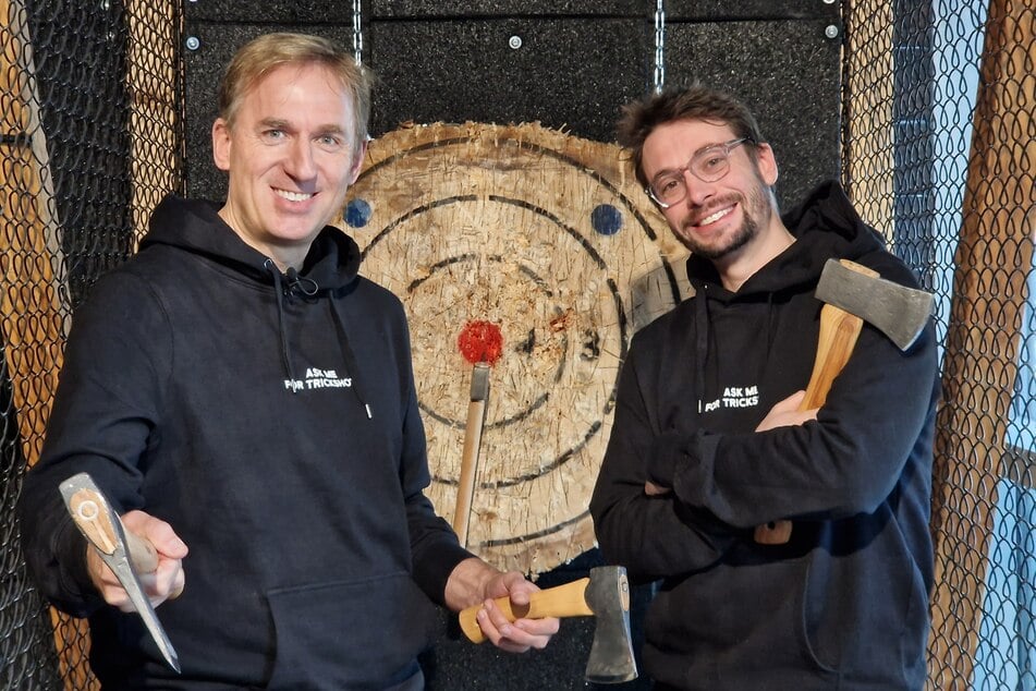 Deutschland-Geschäftsführer und Freizeitexperte Martin Dencker zusammen mit "WoodCutter"-Gründer Romain Félix (r.).