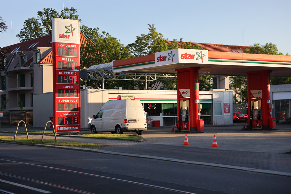 Dresden: Täter gesucht: Tankstelle in Gorbitz überfallen