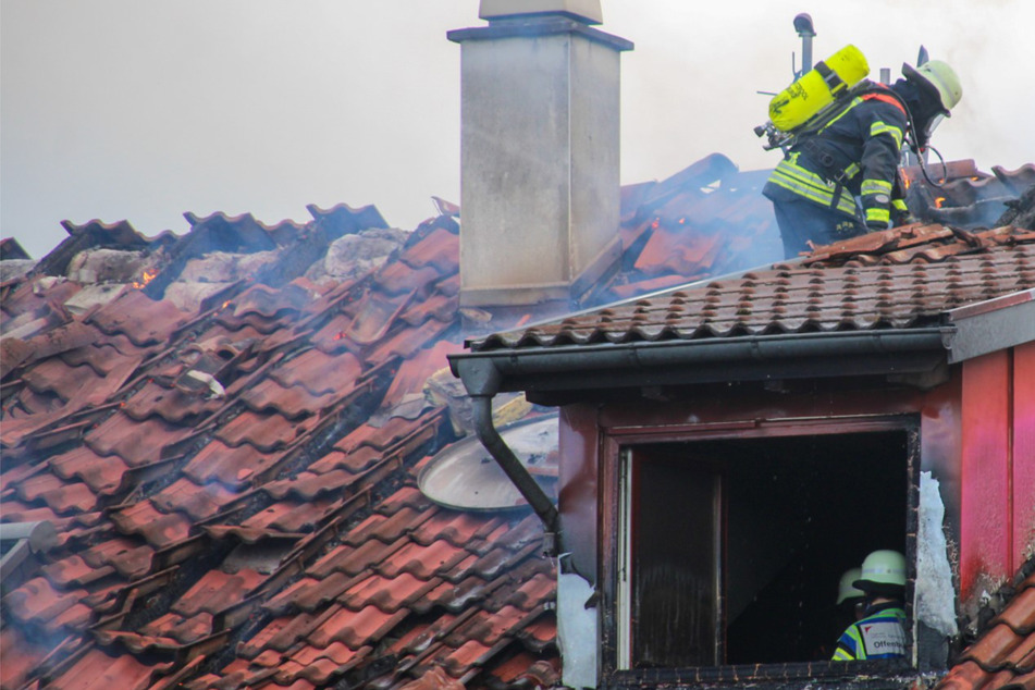 Gebäude in Flammen: Rettungskräfte in Sorge!