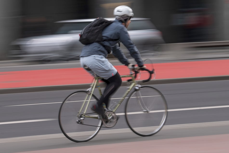 Der Fahrradfahrer (23) zog sich bei dem Unfall am Sonntagmorgen schwerste Verletzungen zu und wird nun in einem Krankenhaus behandelt. (Symbolbild)