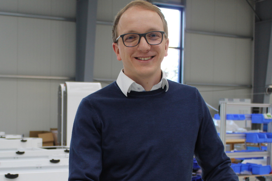 ULT-Vorstand Alexander Jakschik (38) in der Produktionshalle für die Raumluftreiniger in Löbau.