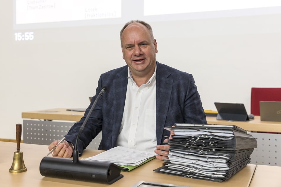 OB Dirk Hilbert (54, FDP) sprach sich gegen das DVB-Bürgerbegehren aus. (Archivbild)