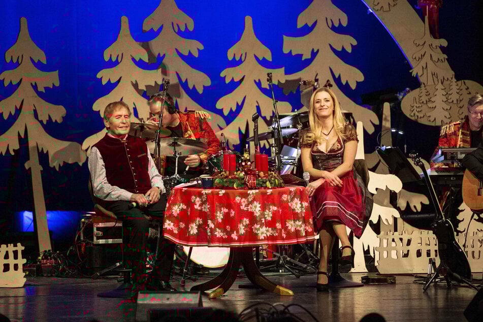 Stefanie Hertel lädt Heiligabend die MDR-Zuschauer zum Weihnachtsfest im Kreise ihrer Familie ein. Zu Besuch kommen Andy Borg, Patrick Lindner sowie Anita und Alexandra Hofmann.