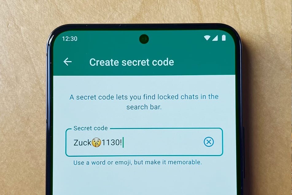 Gesperrte Chats können bei WhatsApp mit einem Geheimcode verborgen werden.