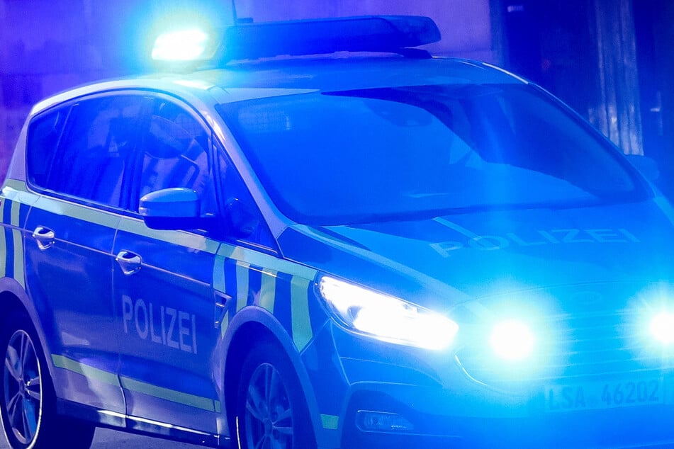 Polizei durchsucht fünf Wohnungen: Waffen und kiloweise Drogen gefunden