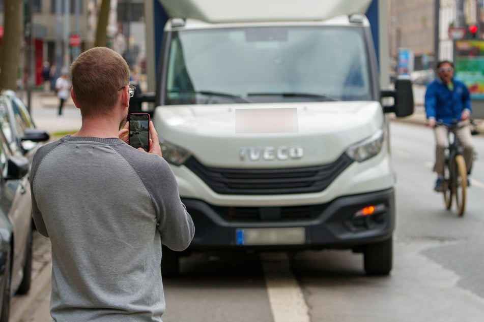 Immer mehr Passanten zeigen selbstständig Verkehrssünder an, wie auch hier in Frankfurt.