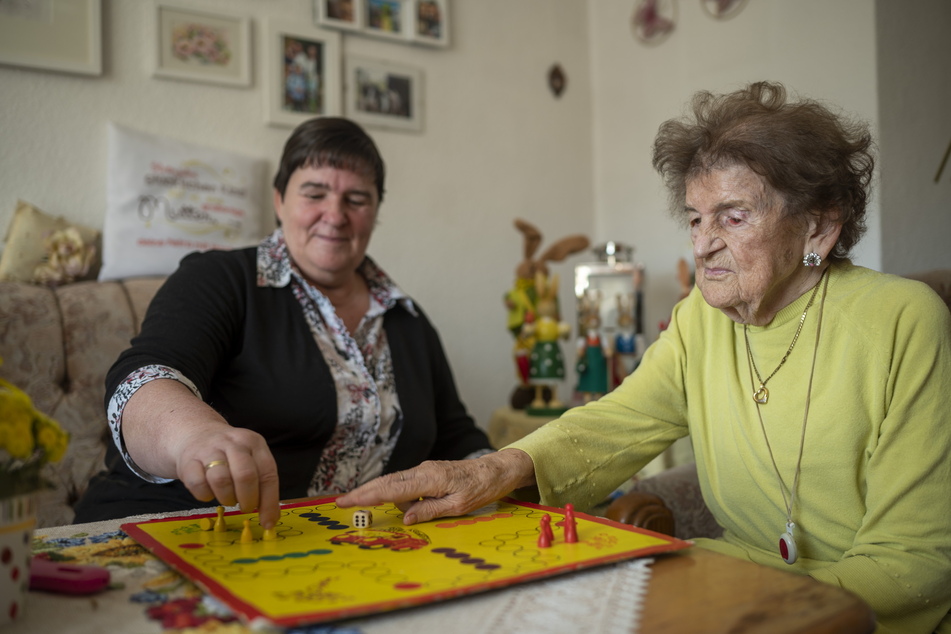 Edith Meyhack (86, re.) ist trotz der Pandemie eine echte Optimistin.