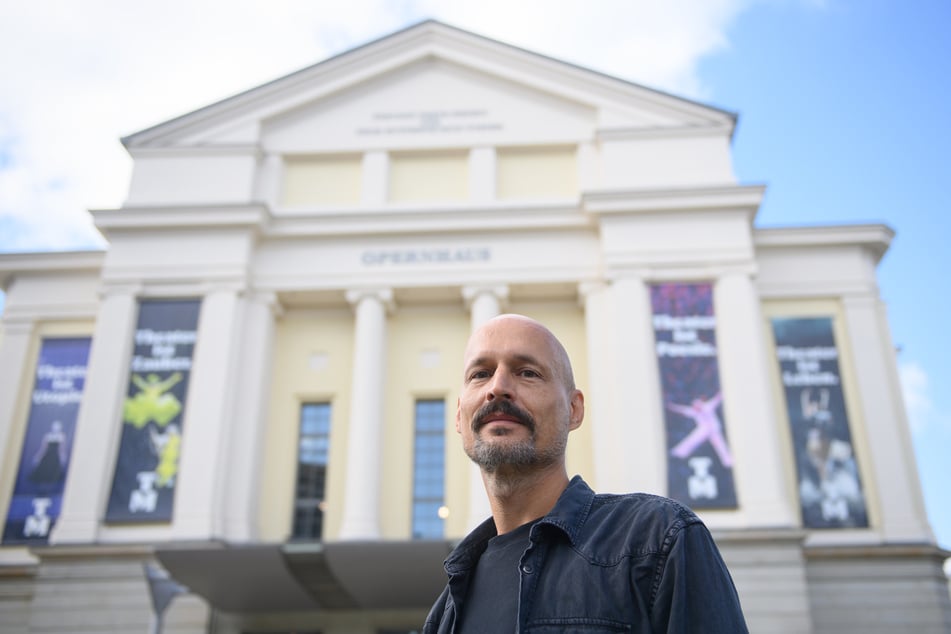 Kevin Rittberger (49), Autor vom Stück "Wunde Stadt", vor dem Opernhaus in Magdeburg.