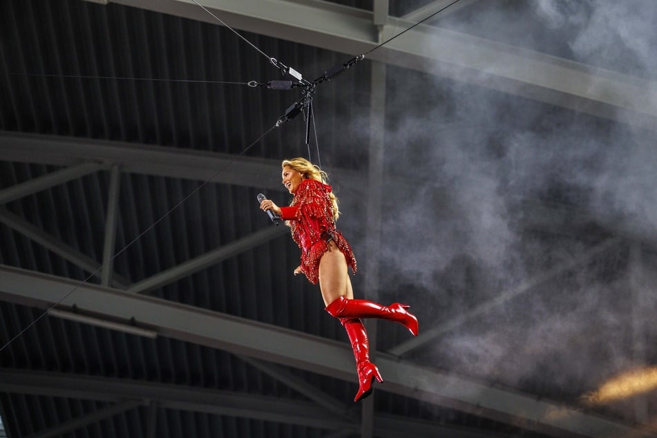 Helene Fischer (42), hier bei ihrem Tourauftakt in Dresden, schwebte zu Konzertbeginn auf die Bühne.
