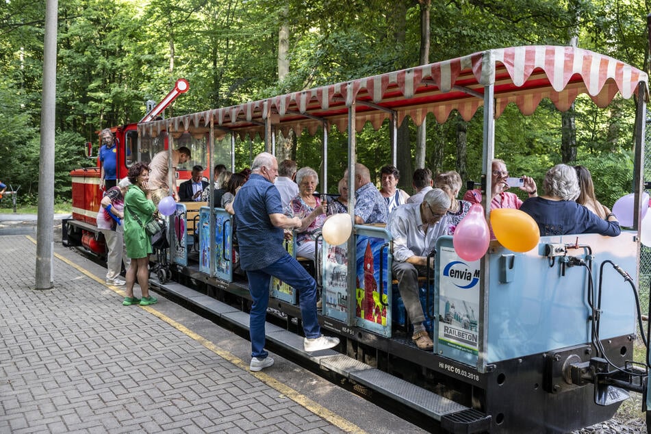 Der Sonderzug der Parkeisenbahn ist zur Silberhochzeitsfahrt von Ehepaar Hirsch voll besetzt.