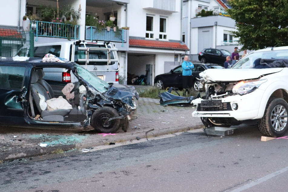 Alle vier Auto-Insassen wurden bei dem Unfall verletzt und vom Rettungsdienst in umliegende Krankenhäuser gebracht.
