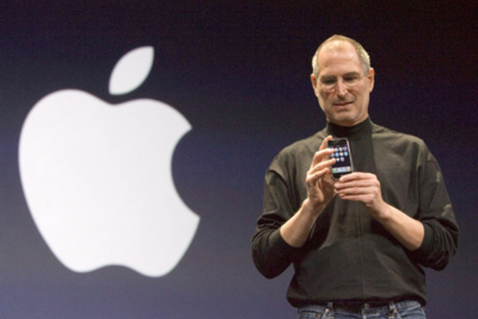 Steve Jobs (†56) stellte am 9. Januar 2007 das erste iPhone vor. (Archivbild)