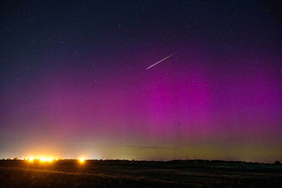 Bei Podelwitz in Sachsen fing ein Fotograf eine besonders gut sichtbare Sternschnuppe ein.