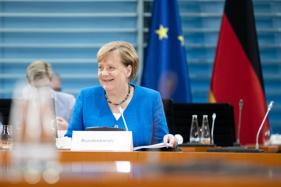 Bundeskanzlerin Angela Merkel (CDU) lächelt zu Beginn der Sitzung des Bundeskabinetts im Kanzleramt.