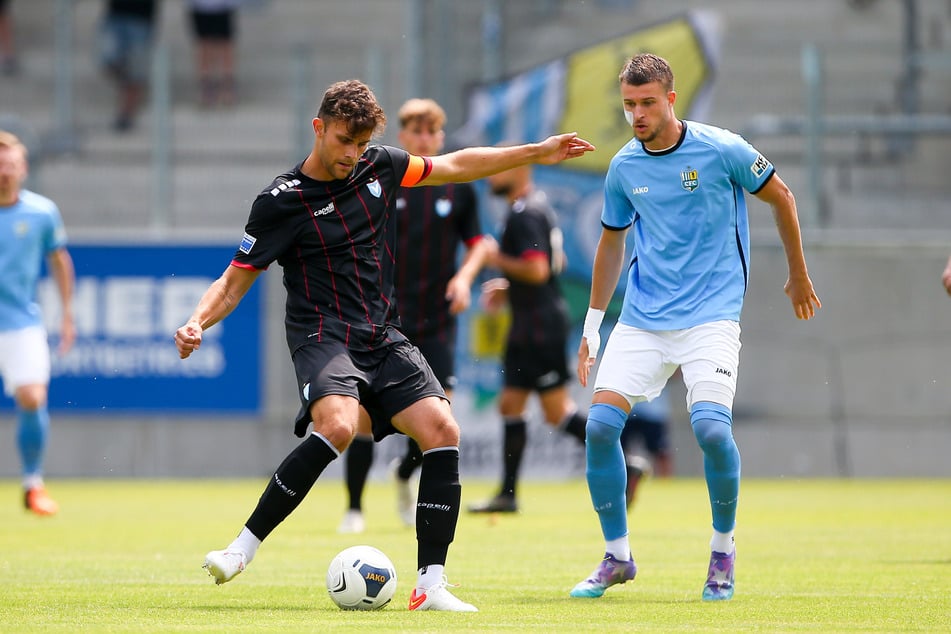 Jakob Lewald (23, l.) im Testspiel im Juli dieses Sommers gegen den Chemnitzer FC mit der Kapitänsbinde.