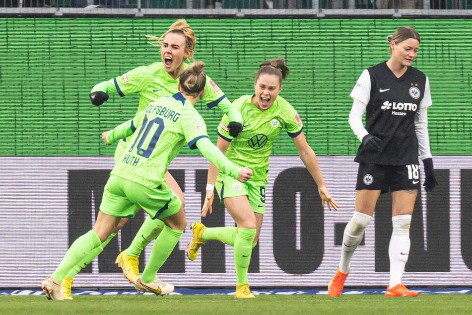 Die Frauen des VfL Wolfsburg fuhren gegen Eintracht Frankfurt im Bundesliga-Topduell einen dominanten 5:0-Sieg ein.